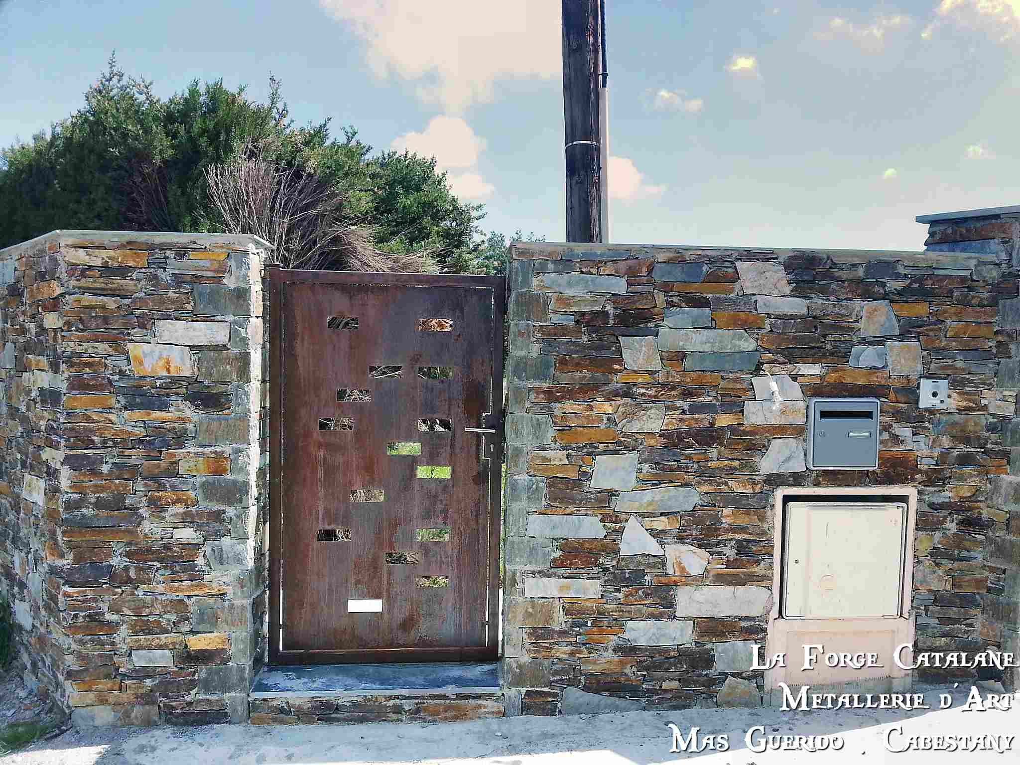 Portail tole decoupe laser motif personnalise  forge catalane.jpg